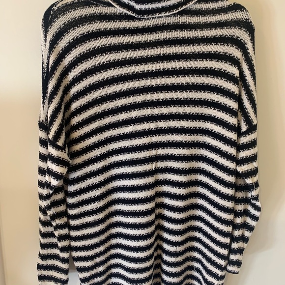 Intro. (S) Turtleneck Sweater - Picture 3 of 3
